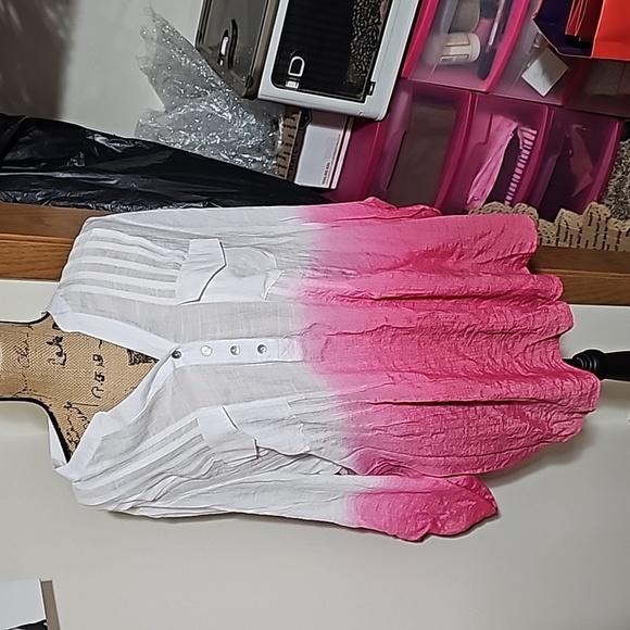Nwt 3x light weight top featuring white to pink ombre. - Picture 1 of 4